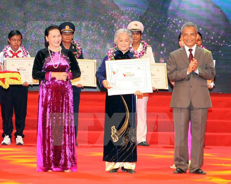 Phó Chủ tịch Quốc hội Nguyễn Thị Kim Ngân và Chủ tịch Tổng Liên đoàn Lao động Đặng Ngọc Tùng trao bằng khen cho các tập thể và cá nhân được tôn vinh trong chương trình.